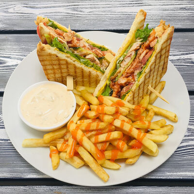 Клаб-сэндвич с курицей в Гиро пицца халяль по цене 330 ₽