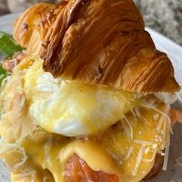 Яйцо Бенедикт на круассане в Caderle кафе (Чай с молоком)