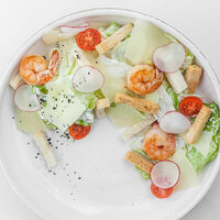 Салат Цезарь с креветками в DuderHoff