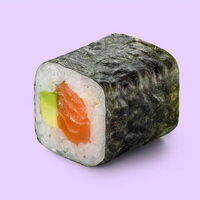 Маки с лососем и авокадо в UP SUSHI