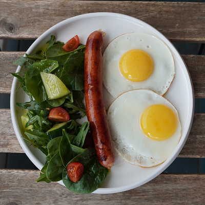 Завтрак с глазуньей, колбаской и зеленым салатом в Сладости и Радости Советская по цене 610 ₽