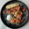 Бельгийская вафля с бананом, шариком мороженого и свежими ягодамив Coffeelab 39 по цене 510