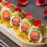 Ролл в стиле Nikkei с тунцом в Хариzма