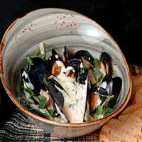 Мидии в соусе блю чиз в Domum