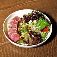 Салат с тунцом, авокадо, томлеными черри и микс-салатом в горчичной заправкев Пьяцца