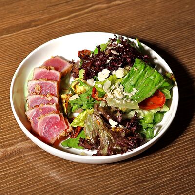 Салат с тунцом, авокадо, томлеными черри и микс-салатом в горчичной заправкев Пьяцца по цене 890 ₽