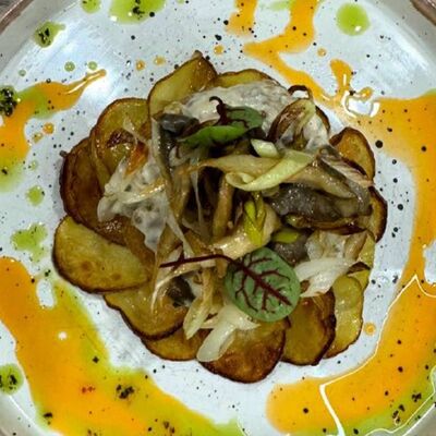 Попьета из свиной вырезки с грибным соусом и картофелем в Траттория моне по цене 1160 ₽