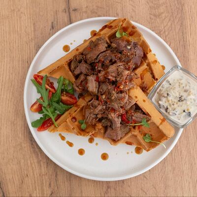 Вафли с рваной говядиной и грибным соусом в Кофе и Вафли по цене 720 ₽