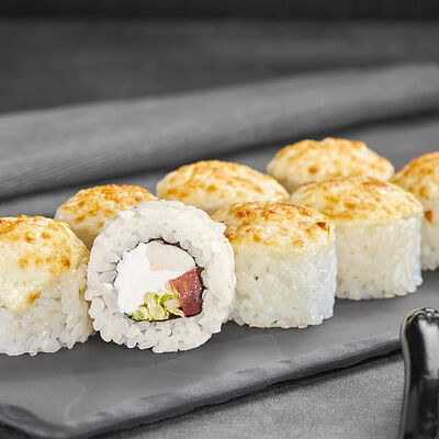 Цезарь ролл запеченный в Суши Мастер по цене 359 ₽