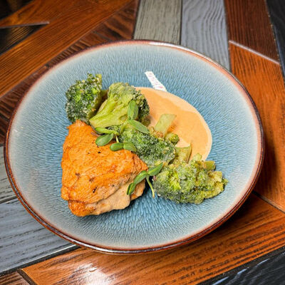 Куриная грудка с брокколи в Ресторан Невский по цене 555 ₽