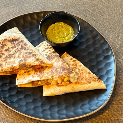 Кесадилья с индейкой в Fllore cafe по цене 629 ₽