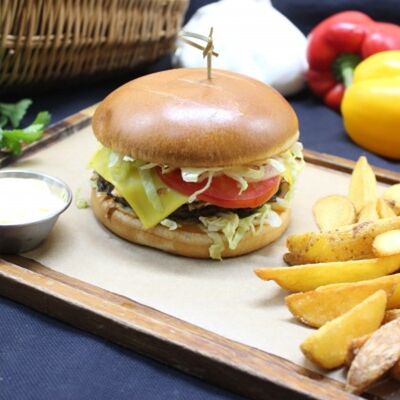 Бургер с куриными наггетсами и картофелем фри в Хачапуридзе по цене 590 ₽