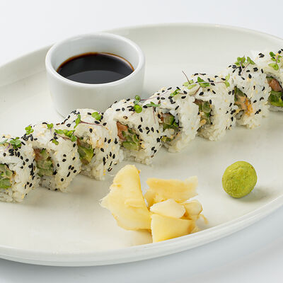 Ролл Калифорния с лососем в Магадан по цене 740 ₽