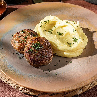 Котлеты домашние с пюре (жареные) в Джонджоли по цене 450 ₽