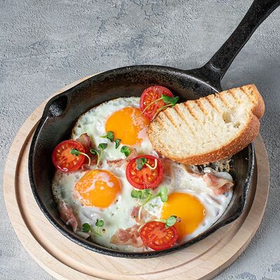 Глазунья с беконом в Кэрри по цене 490 ₽