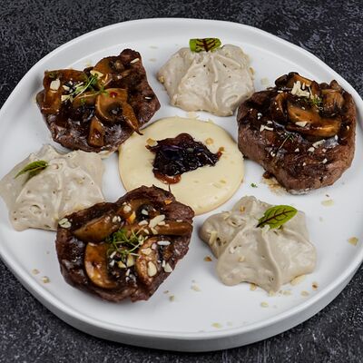 Медальоны из говядины с трюфельным кремом в Dimcoffee по цене 950 ₽