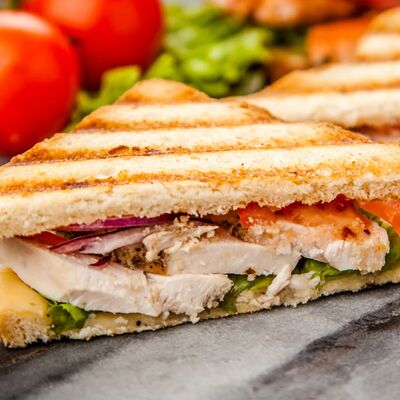 Сэндвич с курицейв Наш лаваш по цене 350 ₽