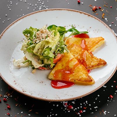 Салат из жареного сулугуни в Голд Сити по цене 490 ₽