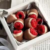 Малина в молочном и белом шоколадев SweetGift клубника в шоколаде