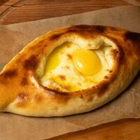 Хачапури по-аджарски в Хинкали-Дали