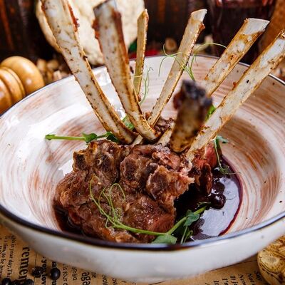 Каре Новозеландского ягненка под соусом порто в Столица по цене 2150 ₽