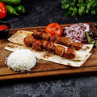 Ягненок на шпажках с гарниром в Таксиммайдан по цене 1680 ₽