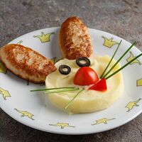 Детские куриные котлеты с картофельным пюре в Москва