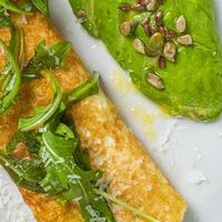 Белковый омлет с руколой, авокадо и пармезаном.в Capo Ristorante