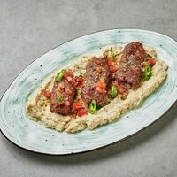 Кебаб из баранины на подушке из печеных баклажан и соусом мацони в Pivino