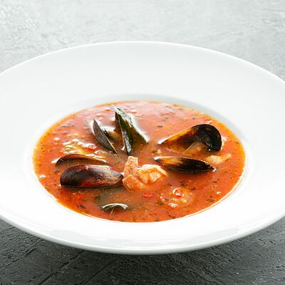 Томатный суп с морепродуктами и листьями лайма в Jager Meet to Eat по цене 710 ₽