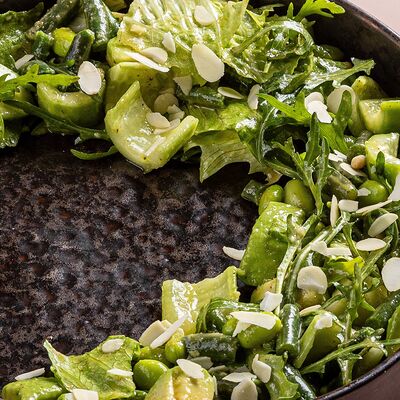 Зеленый салат с авокадо и миндалем в Avgust13 по цене 1050 ₽