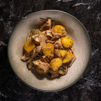 Требуха, жаренная с луком и картофелем беби в Наша хвоя по цене 590 ₽