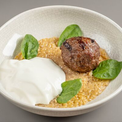 Бифштекс с пастой орзо и яйцом пашот в Myst по цене 1090 ₽