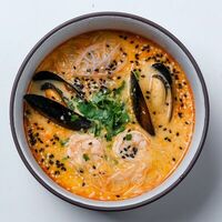 Том ям с креветками, мидиями и стеклянной лапшой в Базар