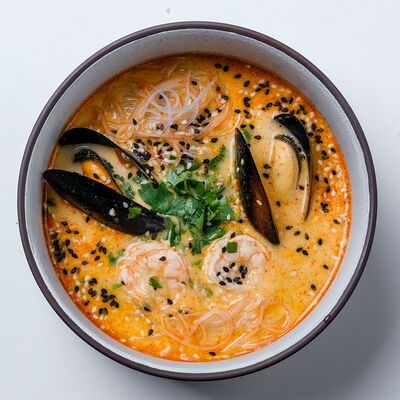 Том ям с креветками, мидиями и стеклянной лапшой в Базар по цене 400 ₽