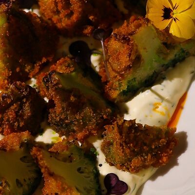 Брокколи в панировке с соусом цахтон в Лаверна по цене 590 ₽