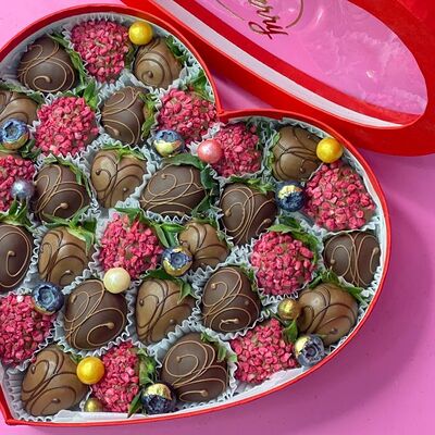 Подарочный набор из клубники в шоколаде в форме сердца в размере М в Cosmoberry по цене 5600 ₽