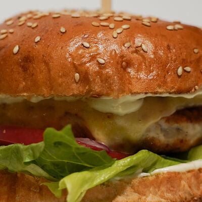 Бургер с куриной котлетой и фри в Муси по цене 510 ₽