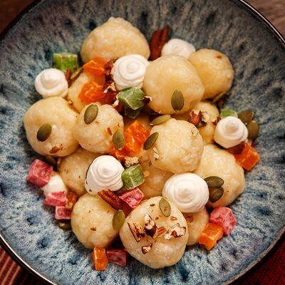 Творожные колобки с цукатами и лимонным кремом в Ребра по цене 420 ₽