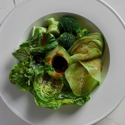 Зеленый салат в L Atelier Petrovka по цене 1620 ₽