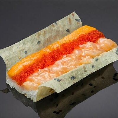 Хенд-ролл с морским гребешком в остром соусе в маменори в Bluefin по цене 1150 ₽