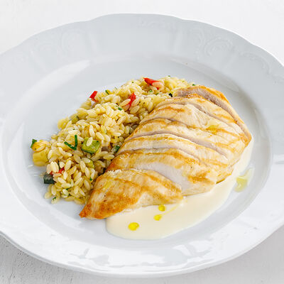 Куриная грудка с орзо и соусом из пармезана в Волга-Волга по цене 890 ₽