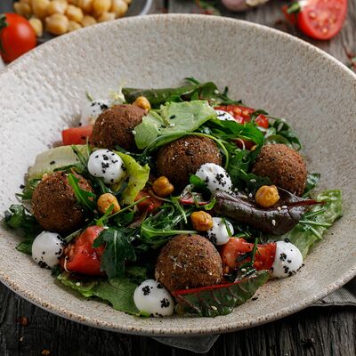 Салат с фалафелем в Пряности & Радости на Васильевском по цене 450