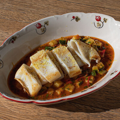 Кальмар на гриле, соус с томатами в Touché по цене 1250 ₽