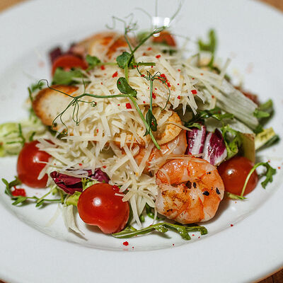 Цезарь с креветками в Кафе Наше Место по цене 950 ₽