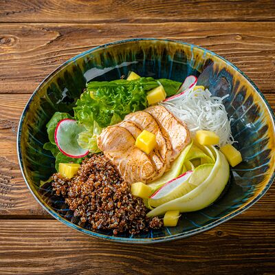 Лосось, киноа, манго, соус понзу в Good Karma Bar по цене 1120 ₽