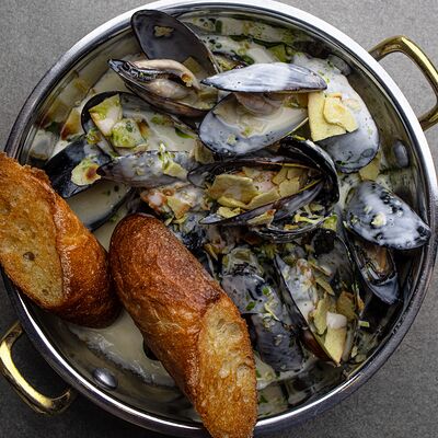 Мидии с таледжо и бри в 321 Club by Novikov по цене 1350