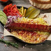 Люля-кебаб на тарелке с рисом в Istanbul StreetFood