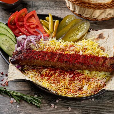 Люля-кебаб на тарелке с рисом в Istanbul StreetFood по цене 810 ₽