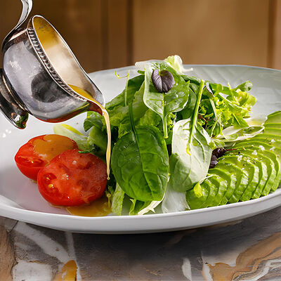 Зеленый салат со спелыми томатами и авокадо в Joli grand bistrot по цене 1250 ₽